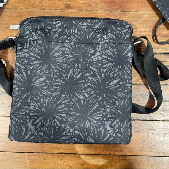 Baggalini Black Floral Crossbody Bag and Pouch Set - Picture 8 of 8
